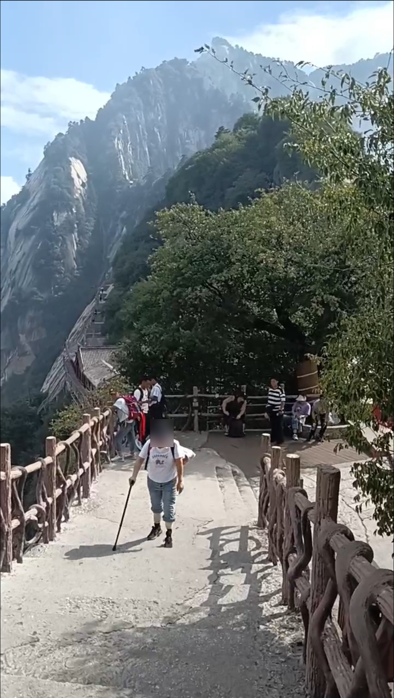 穿戴雙小腿假肢女英雄力跋五岳之一西岳華山