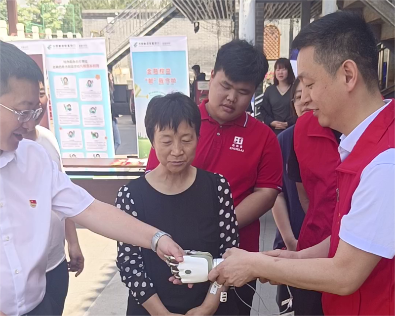 恩德萊北京愛心店積極參與海淀區(qū)曙光街道、香山街道溫馨家園舉辦的助殘日活動,，向溫馨家園的領(lǐng)導(dǎo)展示了最新的手部假肢以及各類腿部假肢,，充分展現(xiàn)了“科技助殘,，共享美好生活”的主題。